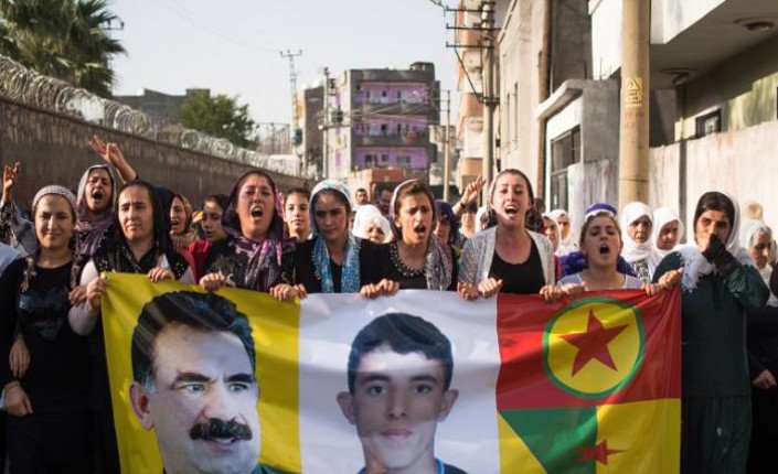 donne curde manifestano nelle strade di Cizre