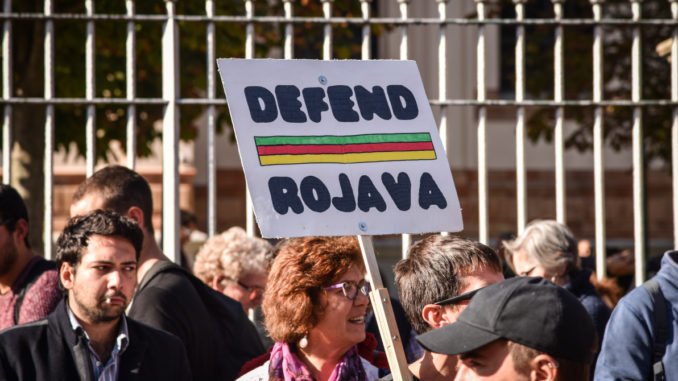 Milano, partenza del corteo in solidarietà con il popolo curdo in Corso VeneziaMilano, partenza del corteo in solidarietà con il popolo curdo in Corso Venezia