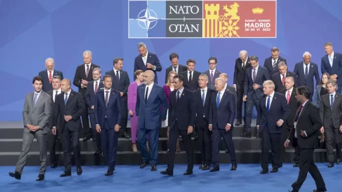 30desk1-riapertura-foto-gruppo-vertice-nato-ap