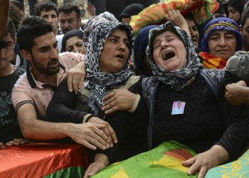 kurdistanm turco donna piange grande