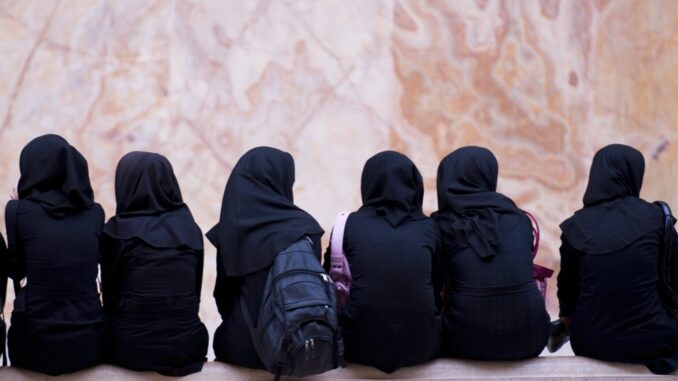 Studentesse-iraniane-velo-1536x1042